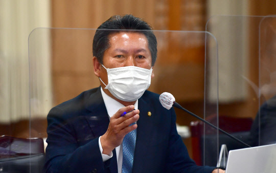 더불어민주당 정청래 의원이 20일 오전 광주 서구 화정동 광주시교육청에서 열린 국회 교육위원회의 전남대·전북대·제주대, 전남대병원·전북대병원·제주대병원에 대한 국정감사에서 질의하고 있다.  [광주전남사진기자회 제공]